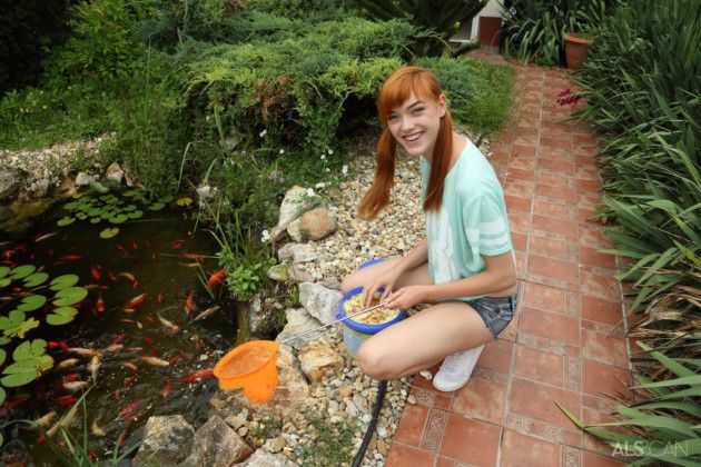 Ruiva lésbica brincando com sua amiga novinha